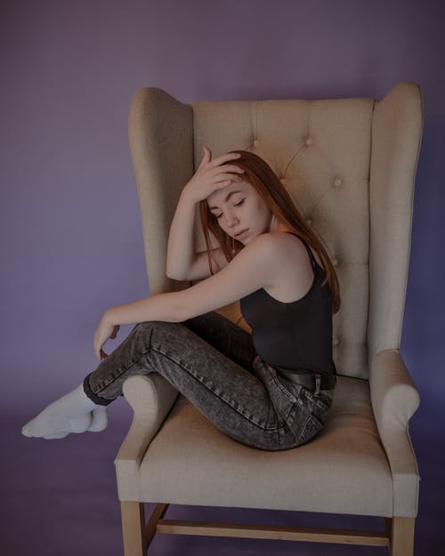 有关人, 咖啡色頭髮的女人, 單人沙發的免费素材图片