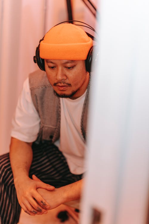 有关（頂部有小羊毛球的）羊毛帽子, 人, 傾聽的免费素材图片