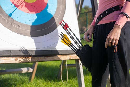 有关射箭, 箭, 運動器材的免费素材图片