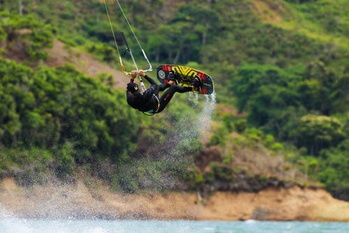 有关wakeboarder, 人, 娛樂的免费素材图片