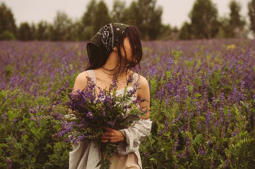 有关印花大手帕, 女人, 戶外的免费素材图片