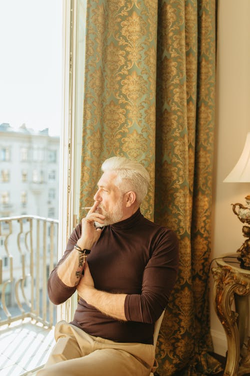 有关坐, 垂直拍摄, 抽煙的免费素材图片