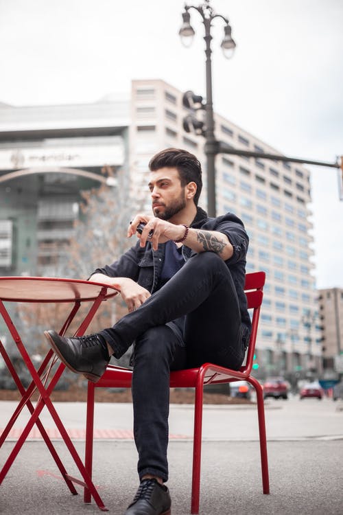 有关人, 低角度拍攝, 双腿交叉的免费素材图片