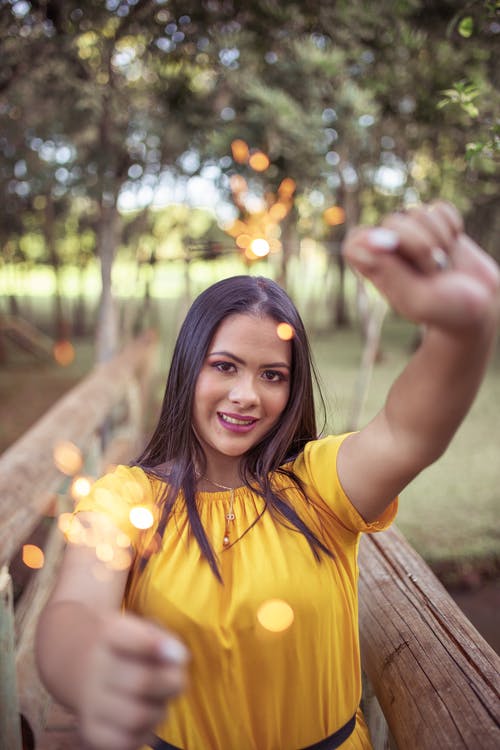 有关咖啡色頭髮的女人, 垂直拍摄, 女人的免费素材图片