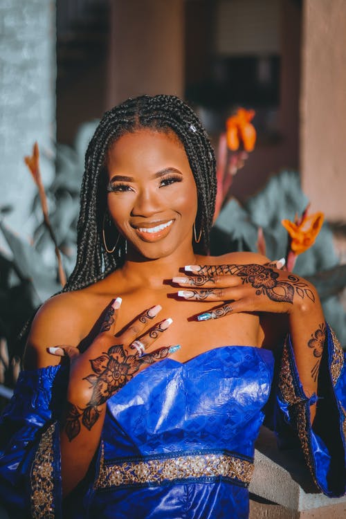 有关双手放在胸前, 垂直拍摄, 女人的免费素材图片