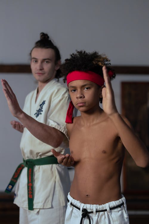 有关半裸, 垂直拍摄, 室內的免费素材图片