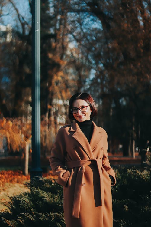 有关保暖的衣物, 公园, 双手插在口袋里的免费素材图片