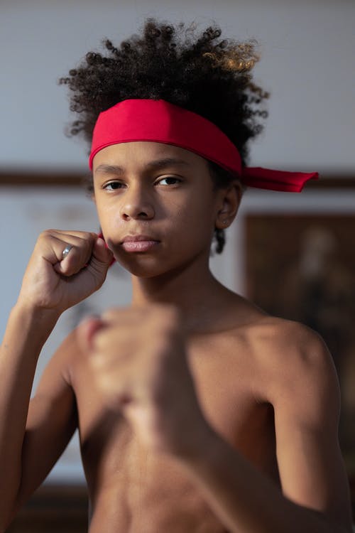 有关半裸, 垂直拍摄, 室內的免费素材图片