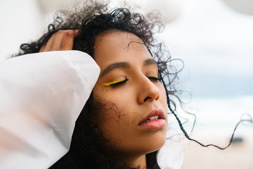 有关女人, 捲髮, 模特兒的免费素材图片