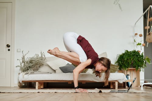 有关地毯, 女人, 室內的免费素材图片