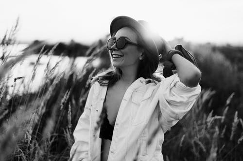 有关墨鏡, 女人, 帽子的免费素材图片