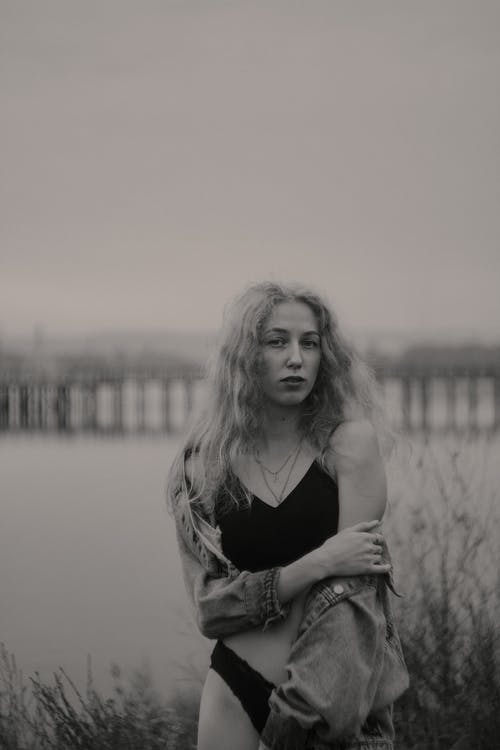 有关人, 單色, 垂直拍摄的免费素材图片