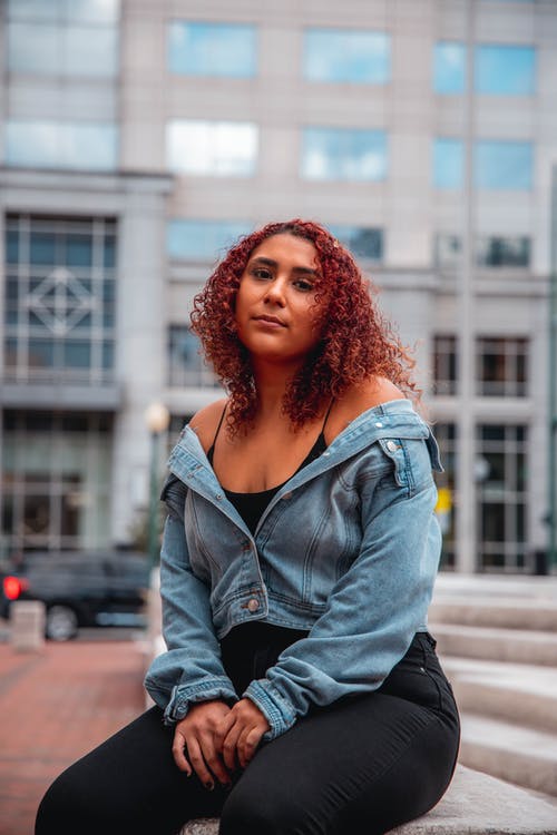 有关人, 双手紧握, 坐的免费素材图片