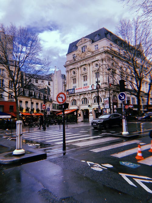 停在大楼附近人行道上的汽车 · 免费素材图片