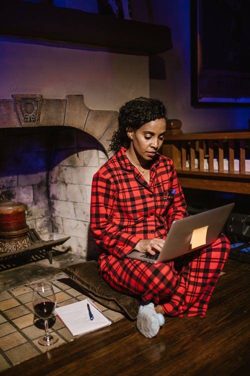 有关一杯酒, 在家, 在家工作的免费素材图片