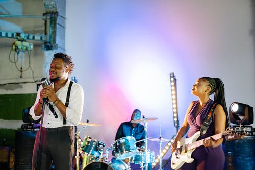 有关吉他手, 唱歌, 女人的免费素材图片