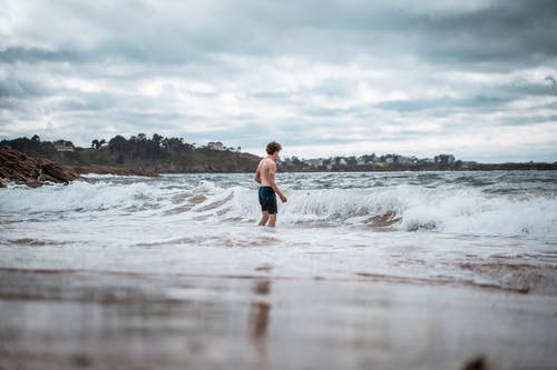 有关人, 岸邊, 沙灘的免费素材图片