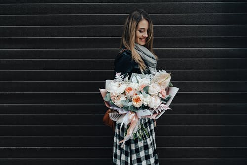 有关一束鲜花, 人, 女人的免费素材图片