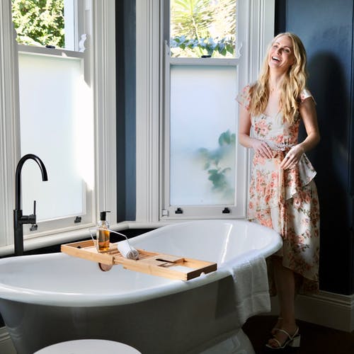 有关女人, 室內, 年輕的免费素材图片