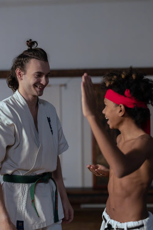 有关半裸, 垂直拍摄, 室內的免费素材图片