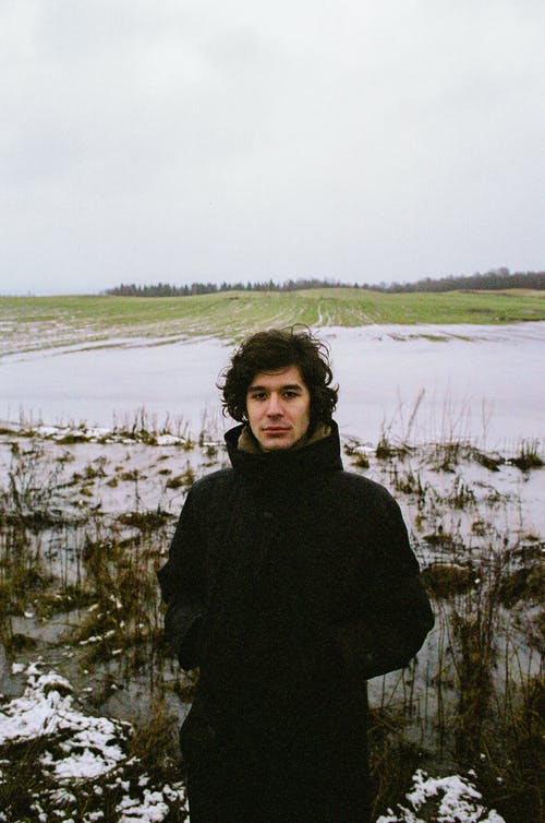 有关人, 双手插在口袋里, 垂直拍摄的免费素材图片