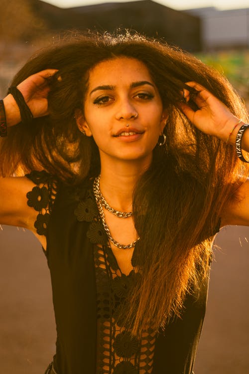 有关垂直拍摄, 女人, 年輕的免费素材图片