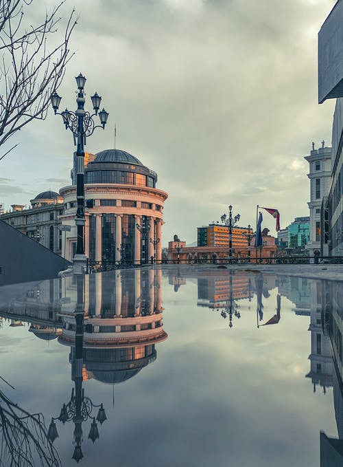 有关垂直的, 多雲的天空, 建築的免费素材图片