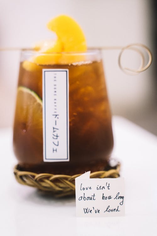 透明玻璃罐，里面有棕色液体 · 免费素材图片