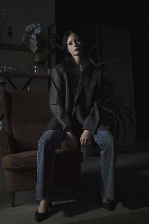 有关傷心, 咖啡色頭髮的女人, 坐的免费素材图片