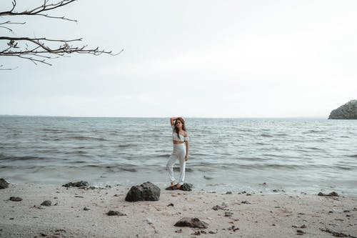 有关女人, 岩石, 擺姿勢的免费素材图片