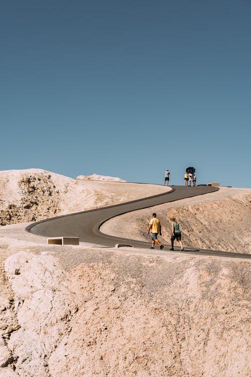 走在路上的人 · 免费素材图片