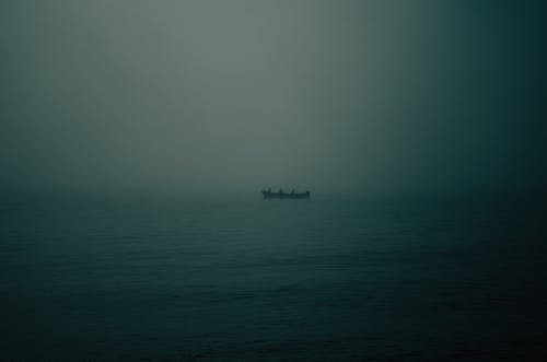 黑船在白色的天空下海上 · 免费素材图片