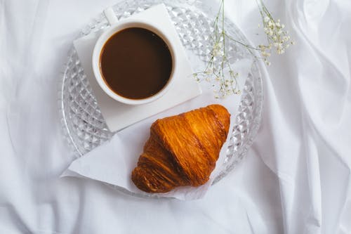 有关咖啡, 咖啡因, 在床上吃早餐的免费素材图片