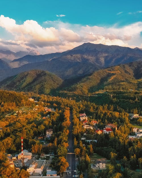 有关垂直拍摄, 城市, 山的免费素材图片