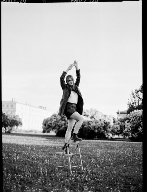 有关單色, 垂直拍摄, 女人的免费素材图片