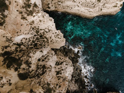布朗多岩石的海岸 · 免费素材图片