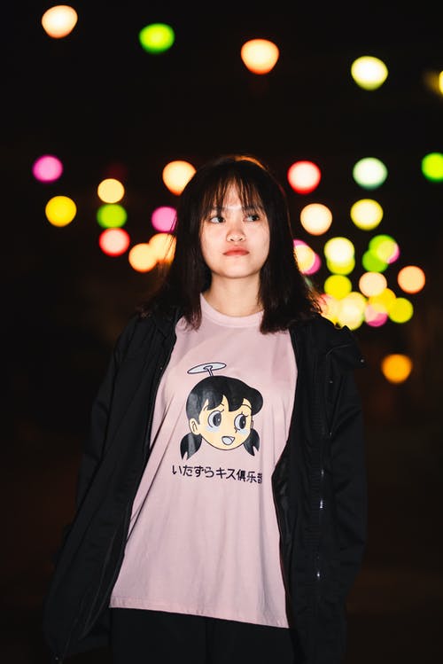 女人穿着黑色开衫 · 免费素材图片