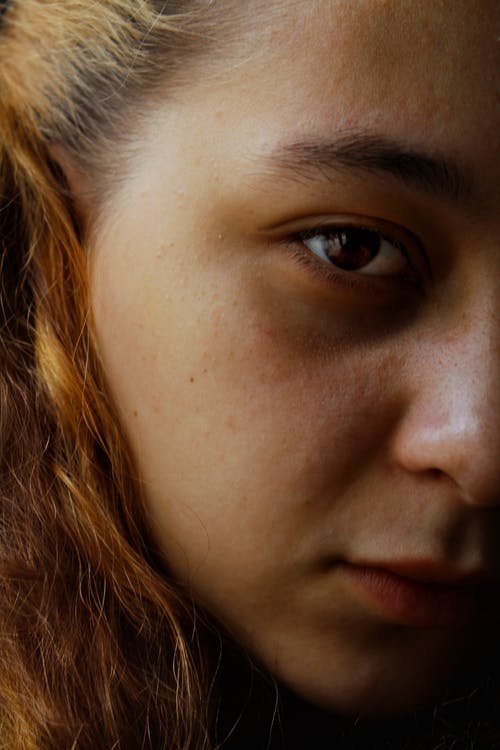 有关嚴肅, 垂直拍摄, 极端特写镜头的免费素材图片