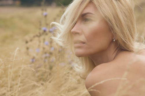 站在棕色草地上的金发的女人 · 免费素材图片