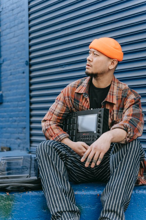 有关（頂部有小羊毛球的）羊毛帽子, 人, 坐的免费素材图片