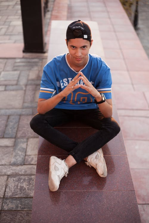 有关坐, 垂直拍摄, 帽子的免费素材图片