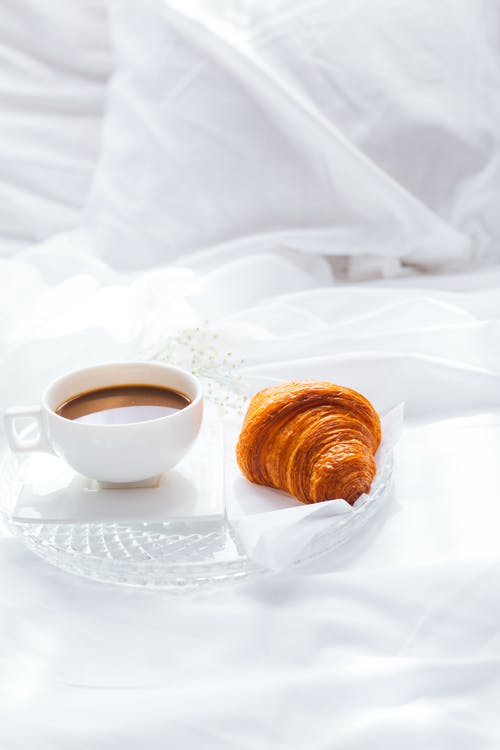 有关咖啡, 咖啡因, 在床上吃早餐的免费素材图片