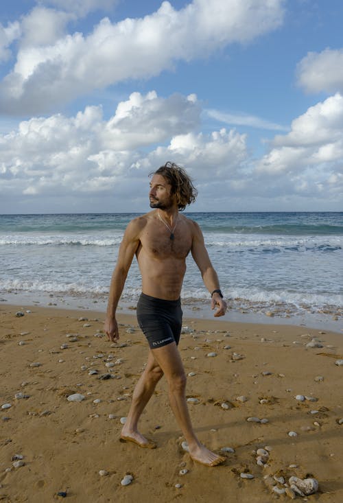 黑色短裤，沙滩上散步的人 · 免费素材图片