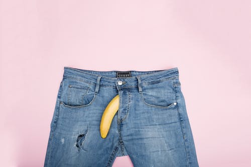 蓝色牛仔牛仔裤配上黄色香蕉 · 免费素材图片