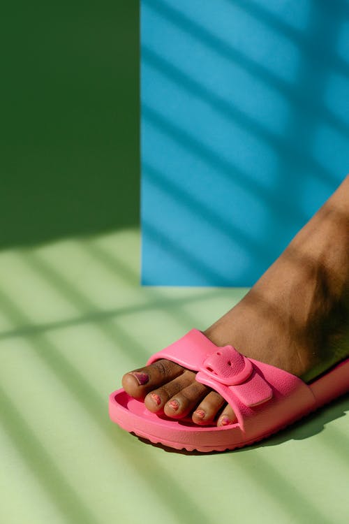 穿着粉红色露趾凉鞋的人 · 免费素材图片