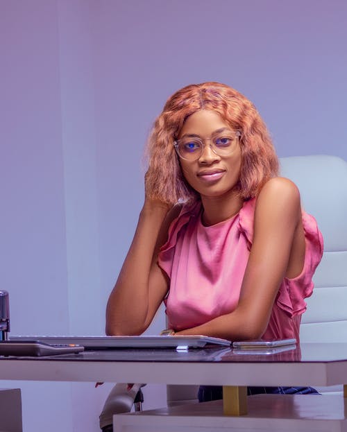 有关坐, 垂直拍摄, 女人的免费素材图片