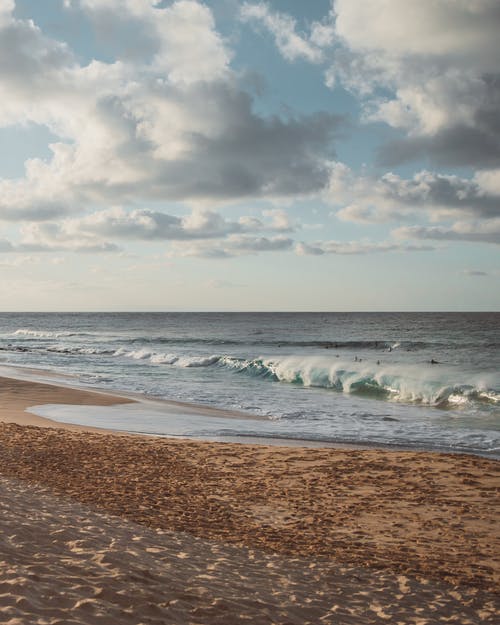 有关地平線, 岸邊, 撞击波浪的免费素材图片