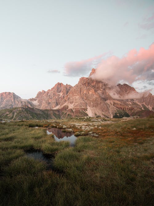 棕色和白色的山脉，在白色的天空下 · 免费素材图片