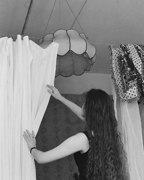 有关單色, 垂直拍摄, 女人的免费素材图片