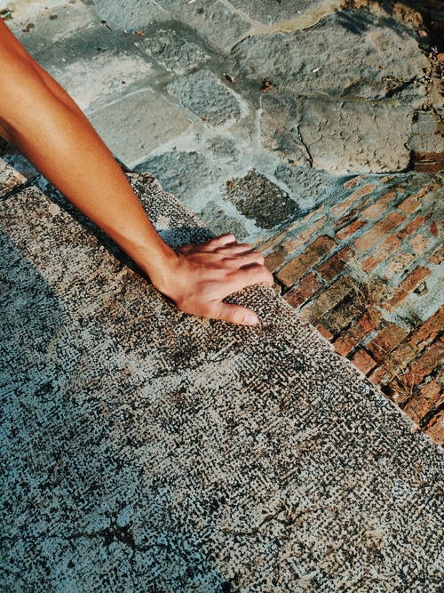 灰色的混凝土路面上的人 · 免费素材图片